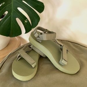 New with Tags Green Teva's